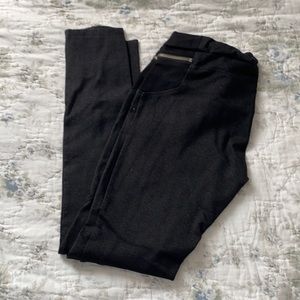 Gray leggings with black detail and zipper